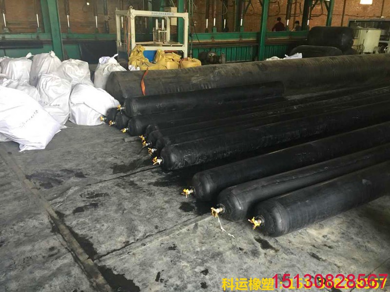 圓形隧道邊溝橡膠充氣芯模生產(chǎn)車間拍攝